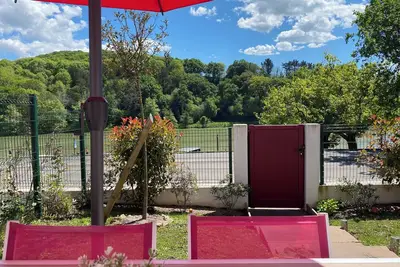 Jolie maison mitoyenne idéalement située au bord du lac de Saint pée sur nivelle