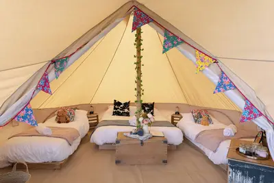 Image de Beautiful Family or Friends Bell Tent in the Quiet Countryside. Dog Friendly.