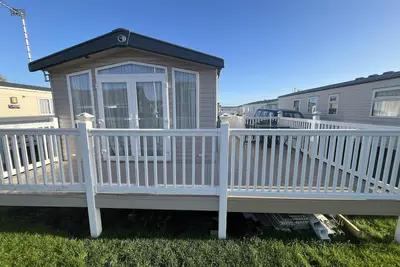 Image de Lovely 8 berth caravan with large decking area in Caister, Norfolk ref 65055eb