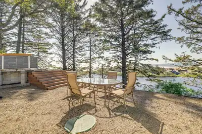 Image de Walk to Winema Road Beach: Home w/ Hot Tub!