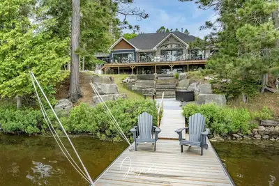 Image de Beautiful 5 bed 3 bath cottage on Lake of Bays