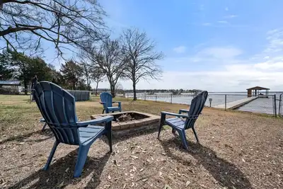 Image de Lakefront Family Retreat– Private Dock & Fire Pit​