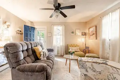 Image de The Dove's Nest- Charming 2-bedroom cottage nestled in fabulous Cayce