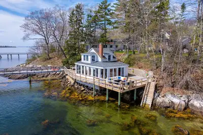 Image de Oceanfront Boathouse on Casco Bay