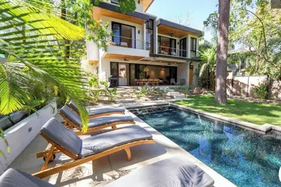 Image de Casa LillyBelle, New 4Br w Office, Walk to Beach