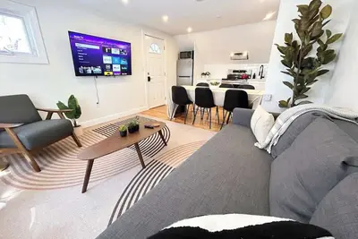 Image de High-End Condo with Modern Flair