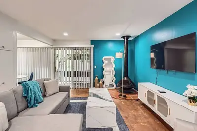 Image de Stylish King Suite Getaway | Sleeps 4 | Pool, Prkg