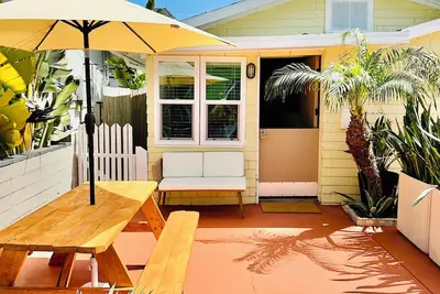 Image de Cozy Cottage Between the Beach & Bay East – Walk to Water!