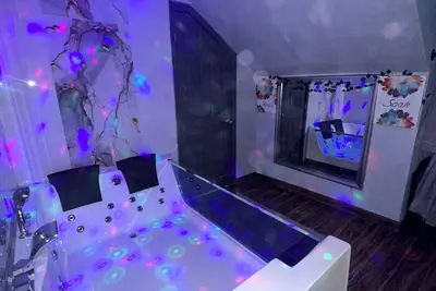 Image de The Compound- Adults-Only 3-bedroom house with Hot Tub & Lounge —No Parties!