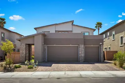 Image de New Spacious 3, 000 sq ft House - Quiet Comfort with Style. Ac, Wifi, King beds