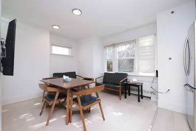 Image de Fully Stocked & Charming Downtown Vancouver Luxury Haven