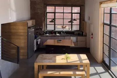 Image de Modern Loft with Wood Stove, River Views, Walkable