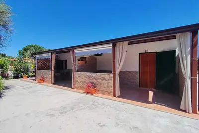 Image de Maison de vacances 'Villa Elvira Trilocale' avec terrasse privée, jardin partagé et climatisation