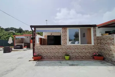 Image de Maison de vacances 'Elvira Monolocale Deluxe' avec terrasse privée, jardin partagé et climatisation