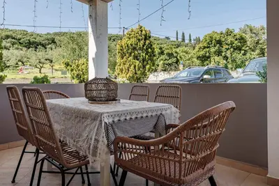 Appartement \"Eleni's Ground Floor\" avec balcon, Wi-Fi et climatisation