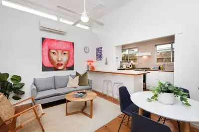 Image de Yarraville Nest: 3m to Village / 2br & Backyard