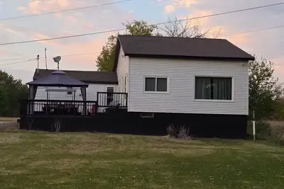 Rock River Escape with Firepit – Perfect for Friends, Families & Romantic Stays