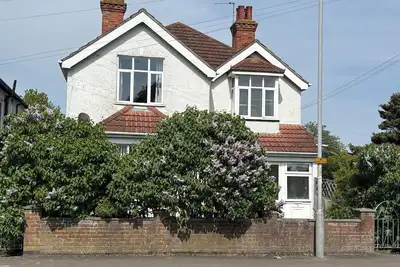 Image de 5 Bed Villa - Sleeps 10 - Pets - Garden - Parking