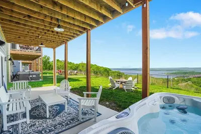 Image de Picturesque Lake View, Double-Sided Fireplace, Boat Parking, Near Marina, Private Hot Tub