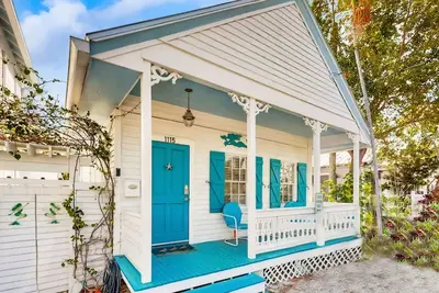 Image de Charming island cottage with sunny patio, modern kitchen, Ac & dog friendly yard
