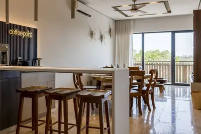 Image de Bright modern escape with rooftop pool, private jacuzzi hot tub and WiFi