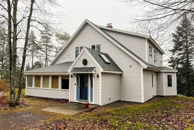 Image de Elegant Oceanfront House with Breathtaking Views, Private Dock, and Fireplace