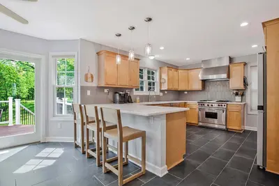 Image de Stunning 4 Br Home - Walking Distance to Stadium