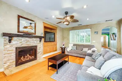 Image de 5 Mi to Dtwn Modesto: Family Home w/ Patio!