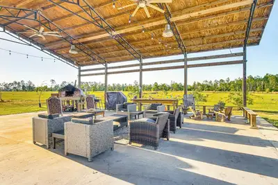 Image de Outdoor Entertainment Area: Fountain Family Home!