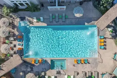 Image de Stylish 3br Apt with Pool, Gym & Basketball Court