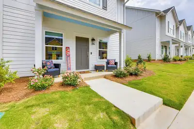 Image de 4 Mi to Auburn University: Townhome w/ Fenced Yard