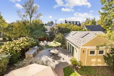 Clarendon Getaway, 6-Br Luxurious Urban Estate