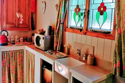 Image de Cabane à Romsey avec Foyer Extérieur