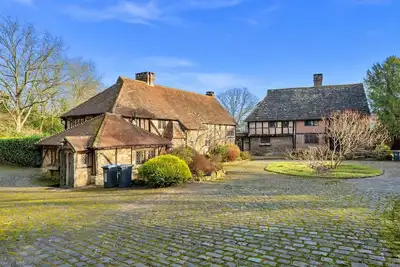 Image de Cottage à Crawley Down avec jacuzzi & tennis