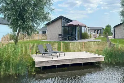 Image de Modern chalet with waterfront plot, jetty and fence for 4 people in Kampen