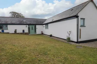 Little Chywoon Barn, family friendly, with a garden in Truro