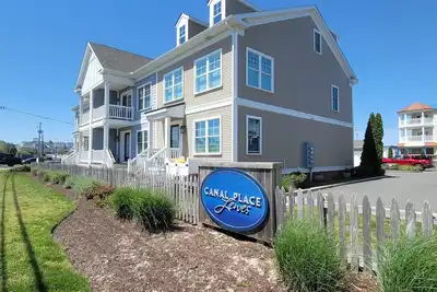 Image de Mini Weeks Available! Community Pool, Balcony, Views Of The Canal, Linens Included! !