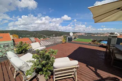 Image de Spacious 2-Bedroom Duplex with Private Roof Deck and Gym in Campo de Ourique