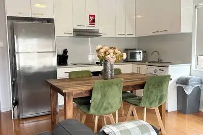 Image de Bronte beach 2 Bd apartment, next to trendy cafes and shops, Family friendly!