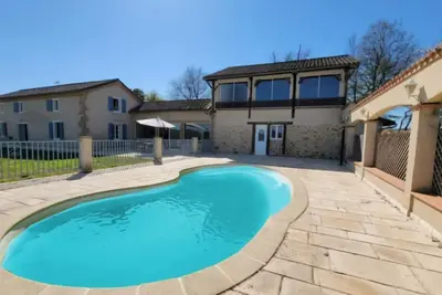 Image de Gîte Domaine Rey, avec piscine, en pleine campagne, isolé