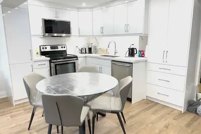 Image de Modern& Bright Guest Suite+Private Entry+Free Parking