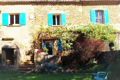 Image de Mas la Mayanne au cœur des vignes.