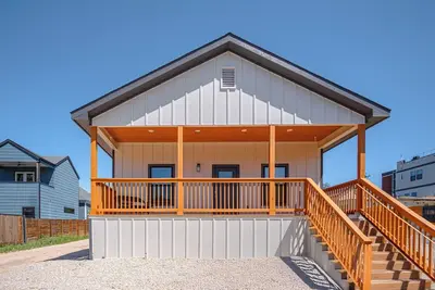 Image de 3br-2ba Cityscape Haven with Panoramic Tower View!