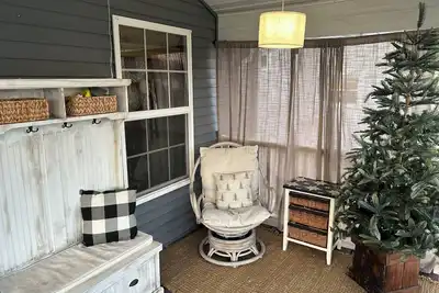 Image de 4-bedroom house in charming Oshkosh with Ac, WiFi, and main floor laundry.