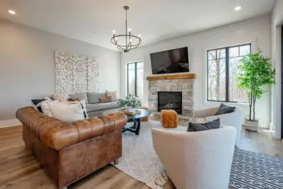 Image de New! Top of the Rock: A/C, Fireplace, Hot Tub, Fire Pit!