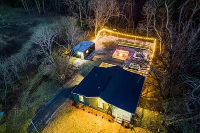Image de The Fireside Retreat/Hot Tub/Movie Shed/Yard Games