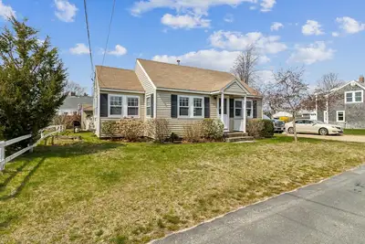 Image de New! Coastal Cottage Retreat Steps from the Beach