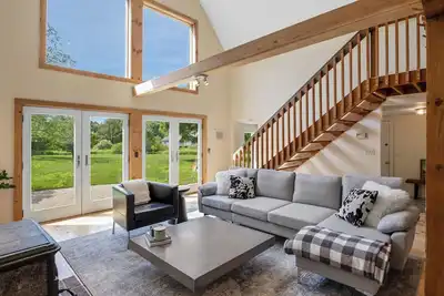 Image de Modern Dairy Barn with Ample Natural Light and 2 Living Rooms!