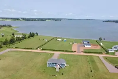 Image de Cozy water view country home