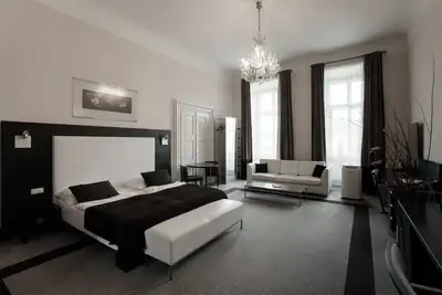 Image de Old Town Square Residence by Emblem